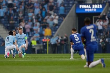 Players take a knee ahead of the UEFA Champions League final football match between Manchester City and Chelsea at the Dragao stadium in Porto on May 29, 2021. (Photo by Manu Fernandez / POOL / AFP)