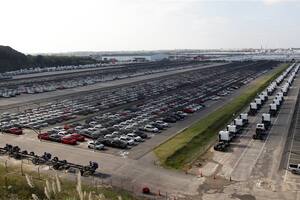 Playones del puerto de Zárate, atestados de autos y camiones listos para exportar o despachar al mercado interno