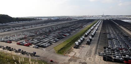 Playones del puerto de Zárate, atestados de autos y camiones listos para exportar o despachar al mercado interno