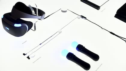 PlayStation VR funciona cableado, requiere de una consola PlayStation 4 y de una serie de accesorios adicionales, como la cámara y los controles de movimiento