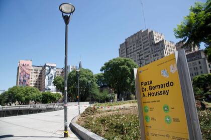 Por la plaza Houssay hay mucho movimiento de estudiantes