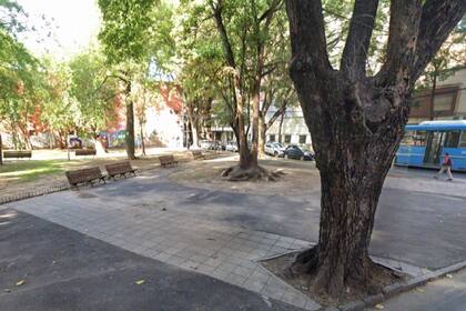 Plaza Bélgica, el espacio público donde concretaban los intercambios entre el subcomisario de la PFA y los familiares de detenidos