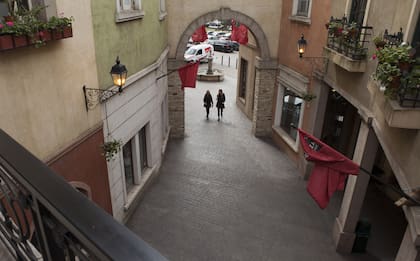Plaza Canning, la curiosa aldea-shopping a 32 km de Capital