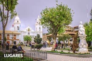 Plaza de Armas de Jauja, con la estatua de Francisca, la primera mestiza.