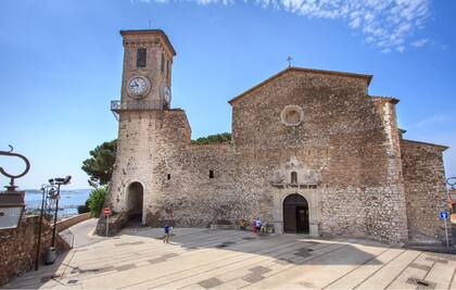 Plaza de la iglesia Notre Dame Esperance en Le Suquet.