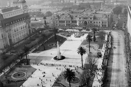 Plaza de Mayo año 1959, durante un desfile de granaderos