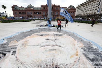 La imagen de Diego plasmada en el centro de la Plaza de Mayo
