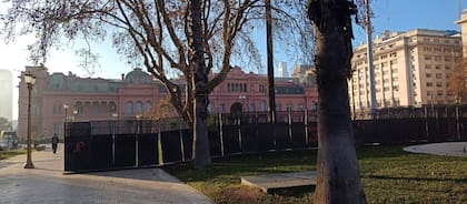 Plaza de Mayo vallada a la espera de la manifestación en apoyo a Cristina Kirchner.