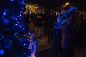 En Ucrania, las luces navideñas desafían la oscuridad del conflicto y los chicos piden por la paz