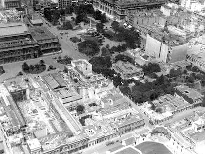 Plaza Lavalle. El Palacio Miró aún estaba en pie.