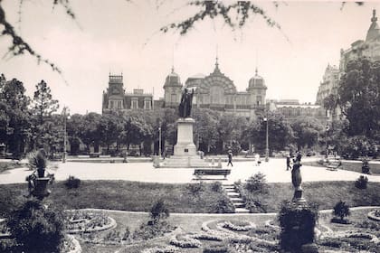 Plaza Libertad, con el monumento a Alsina y el viejo teatro Coliseo detrás.