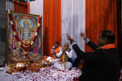 Plegarias frente a una imagen de Rama en el nuevo templo