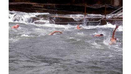 Plena competencia en la playa de Clovelly