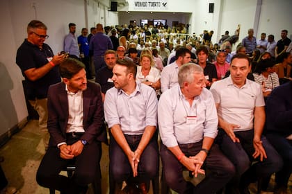 Plenario de la UCR para la renovación de autoridades. Los gobernadores Maximiliano Pullaro y Juan Pablo Valdés y los exmandatarios Gerardo Morales y Gustavo Valdés acompañaron la designación de Chiarella