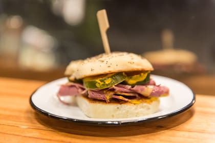 Pletzalej de pastrón, wraps veganos y otros productos seleccionados en Tandil.