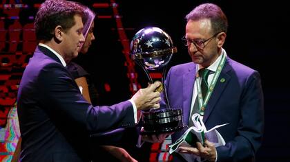 Plinio David De Nes, elegido como presidente de Chapecoense tras el accidente aéreo en 2016, recibe el trofeo como campeón de la Copa Sudamericana de ese año
