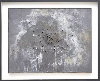 Plomo sobre plomo, con orificios de bala que recuerdan a los buchi de Lucio Fontana