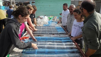 Plug-In Social construye duchas con material de descarte