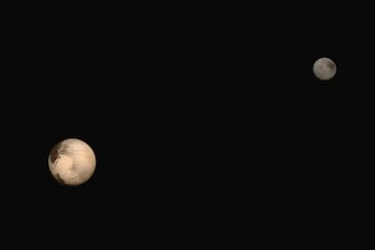 Plutón y su luna Caronte, en un baile cósmico