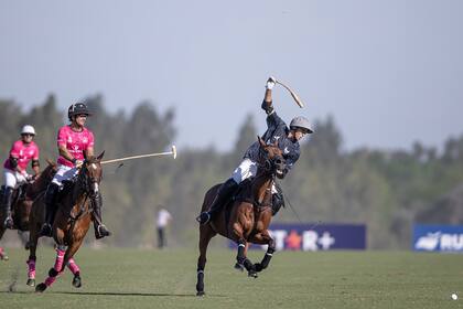 Pobre bocha: Jerónimo Del Carril, el back de La Ensenada, le aplicará un fortísimo backhander de revés en el 14-7 sobre Alegría, en Pilar.