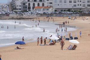 Poca gente en las playas de Punta del Este el primer día del año. Parada 1, playa Brava, Punta del Este, Uruguay
