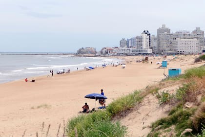 Poca gente en las playas de Punta del Este el primer día del año. Parada 1, playa Brava, Punta del Este, Uruguay