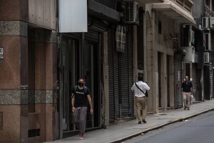 Poca gente transita hoy por el Bajo porteño. Hay escasas oficinas abiertas y muchos locales cerraron las persianas para siempre