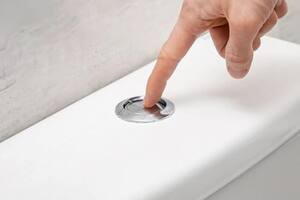 Pocas personas conocen el peligro que implica tirar la cadena de manera inadecuada. (Canva)