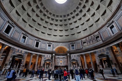 Pocas personas dentro del antiguo Panteón, que generalmente está lleno de turistas, en Roma, Italia, el 2 de marzo de 2020. La industria turística de Italia se ha visto afectada por un brote de coronavirus, y los hoteles informaron cancelaciones masivas incluso en ciudades con pocos o ningún caso de