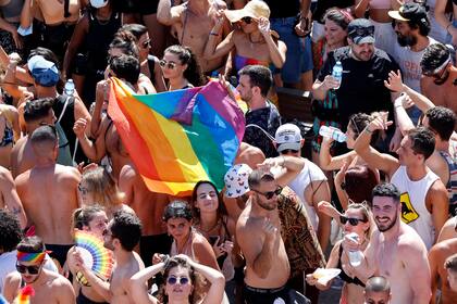 Pocas personas llevaban barbijos durante el desfile anual de Orgullo Gay en Tel Aviv, a pesar de que pocas horas antes el Ministerio de Salud anunció el restablecimiento de su uso obligatorio en sitios públicos cerrados, debido al repunte de casos atribuido a la variante Delta
