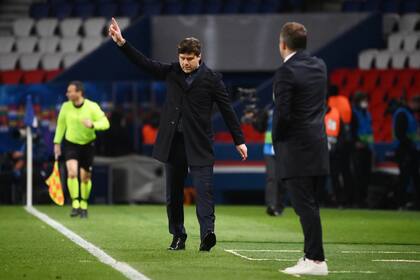 Pochettino da una indicación, con su colega Hans-Dieter Flick de espaldas.