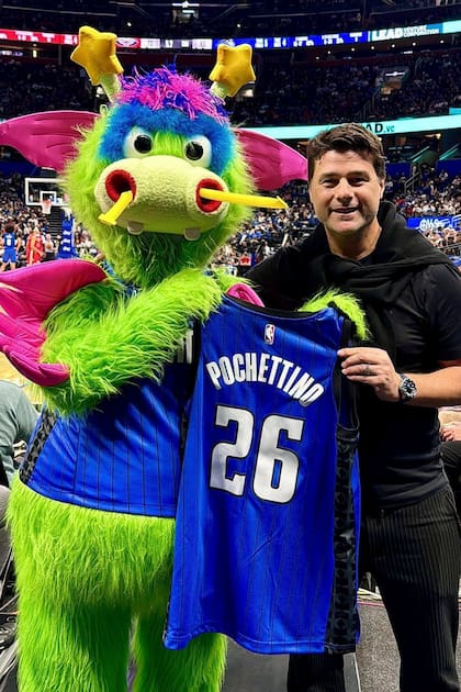 Pochettino en la NBA, con "Stuff", la mascota de Orlando Magic; "Aquí la gente quiere que el jugador sonría y no que llore, es otra cultura deportiva", compara Mauricio