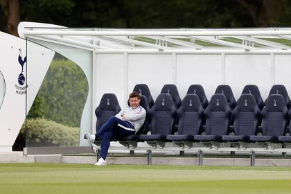 Pochettino observa una práctica en el centro de entrenamiento de Tottenham, en las afueras de Londres.