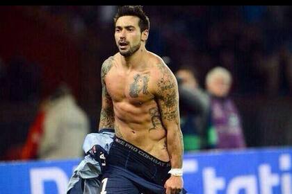Pocho Lavezzi, ¿con o sin remera?