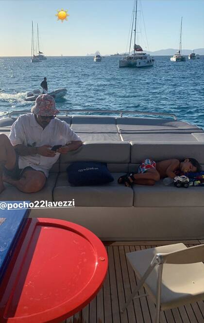 Pocho Lavezzi, descansando en el yate, junto al hijo de uno de sus amigos.