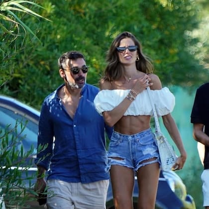 Pocho Lavezzi en Saint Tropez y, a su lado, la modelo brasileña Izabel Goulart.