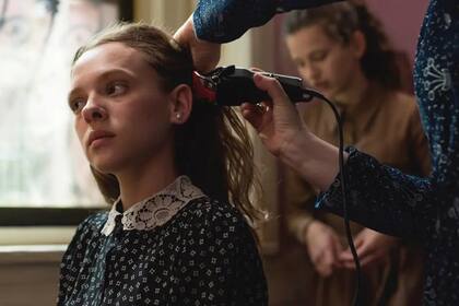 Una escena clave de la serie: cuando le cortan el pelo a Esty, antes de convertirse en una mujer casada y pasar a usar peluca