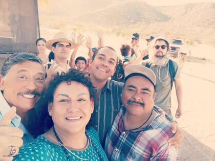 Poco antes del accidente de automóvil en el que murieron, Ray Garduño publicó esta fotografía en Instagram con el texto: "En el laburo desértico y la felicidad con las y los compas"