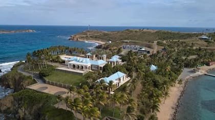 Poco después de conocer a Marcinko, Epstein la llevó en avión a su isla privada, Little St James, en las Islas Vírgenes de Estados Unidos