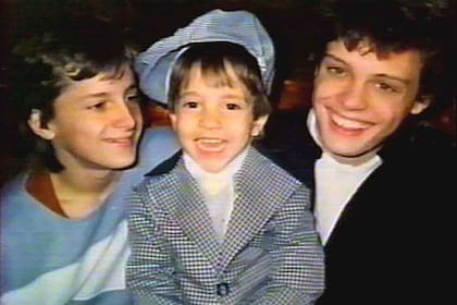 El pequeño Sergio, entre sus dos hermanos mayores