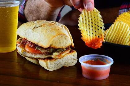 Pocos almuerzos más reconfortantes que el pollo a las brasas con papas rejillas de Pollo Trak