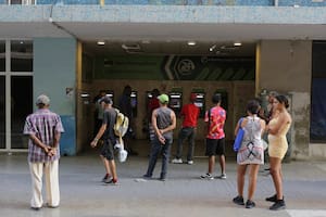 Frustración y largas colas en Cuba en medio de la falta de efectivo en los cajeros automáticos