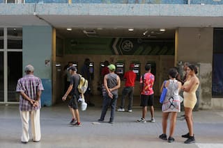 Frustración y largas colas en Cuba en medio de la falta de efectivo en los cajeros automáticos