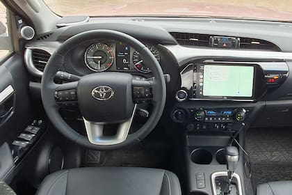 Pocos cambios en el interior de la Toyota Hilux SRX