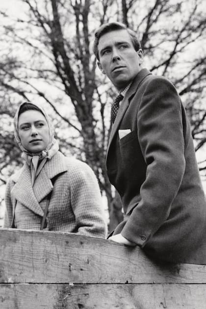 Pocos días antes de su boda,
la princesa y su prometido, el
fotógrafo Anthony Armstrong-
Jones, disfrutan de una carrera
de ciclismo cross country en
Badminton. Era abril de 1960.