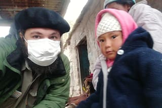 Dos caras del Covid-19: el médico que atiende en las montañas y en terapia