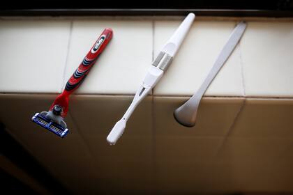 Pocos elementos en el baño de Katsuya Toyoda