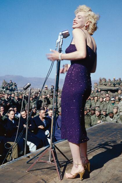 Pocos meses después del final de la Guerra de Corea, actuando en 10 espectáculos para aproximadamente 100 mil militares con este famoso vestido de cóctel morado.
