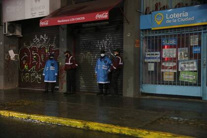 Pocos minutos después del inicio del aislamiento obligatorio, policías de CABA abandonan los controles interjurisdiccionales para evitar la tormenta de la noche del viernes. CREDITO: GERARDO VIERCOVICH - LA NACION