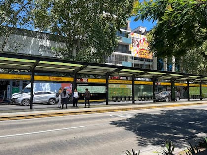 Pocos usuarios de colectivos esperaron cerca del mediodía la llegada de las líneas que necesitaban para viajar